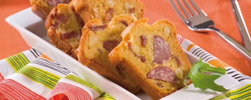 Cake saucisson et lardons detail