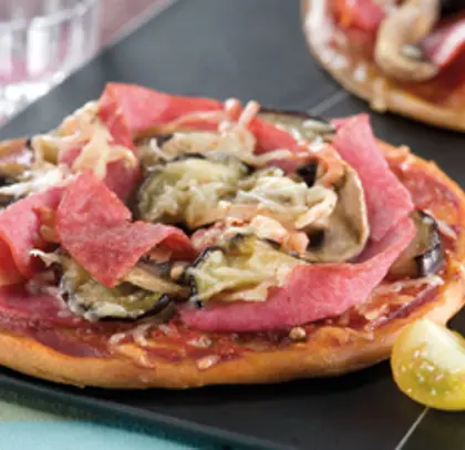 Pizza au salami et aux champignons